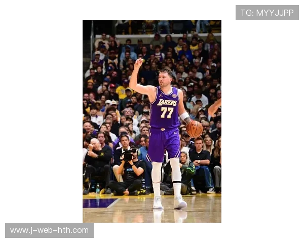 东契奇后仰中投直落篮筐，独行侠再稳一局